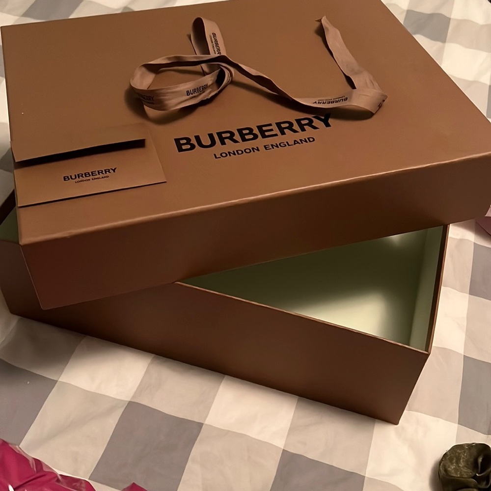 Burberry Gift box with ribbon